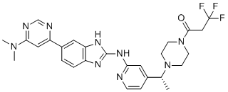 structure of CAS# 2409479-29-2, (R)-1-(4-(1-(2-((6-(6-(Dimethylamino)pyrimidin-4-yl)-1H-benzo[d]imidazol-2-yl)amino)pyridin-4-yl)ethyl)piperazin-1-yl)-3,3,3-trifluoropropan-1-one;BAY-985